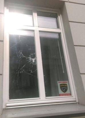 [VIDEO] Dlaczego prokuratura w Toruniu nie kończy dramatu atakowanej kamieniami i smołą biznesmenki? Ofiara ataków sama wskazuje lokal, z którego napastnik pobierał słoiki ze smołą! 