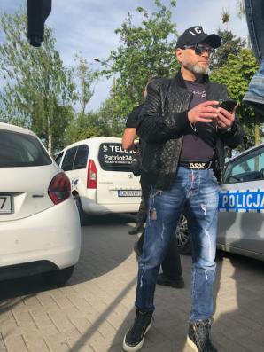 [VIDEO] Brawurowa akcja Rutkowskiego w Chojnicach! Rozbił grupę wyłudzającą milionowe kredyty. Oszukani to emeryci, renciści, pracownicy Szpitala Wojskowego we Wrocławiu. Oszuści przekazani przez Rutkowskiego policji