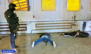 [VIDEO] Województwo Lubuskie: W wyniku współpracy Rutkowskiego z Policją, gang okradający TIR-y z użyciem luksusowych aut rozbity! Akcja z udziałem 200 policjantów z Gorzowa Wlkp., Katowic, Poznania, Szczecina i Wrocławia. Oraz z Czech, Niemiec i Austrii!