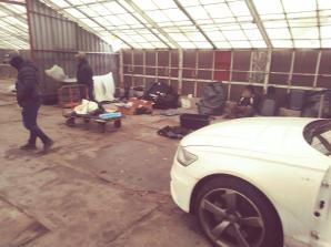 Poznań - zabezpieczono kilkaset części od kradzionych samochodów i zatrzymano dwie osoby