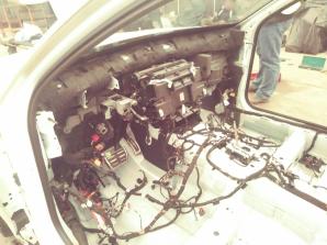 Poznań - zabezpieczono kilkaset części od kradzionych samochodów i zatrzymano dwie osoby