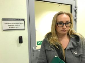 [VIDEO] TOGI BEZ SUMIEŃ: Matka od pół roku nie ma dziecka a Prezes Sądu Okręgowego w Radomiu Marta Łobodzińska - czasu, dla niej! Mimo że to przez niedbalstwo jej podwładnych, dziecko od pół roku jest przetrzymywane nielegalnie przez ojca-porywacza!