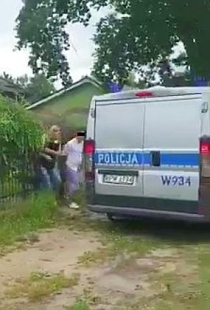 [VIDEO] Herszt grupy porywającej dzieci w Polsce Sebastian J. zakuty w kajdany i zatrzymany! Skuteczna akcja Kuratora Sądowego, Biura Rutkowski, Policji, Prokuratur, Sądów, Straży Pożarnej k. Koszalina. RUTKOWSKI: Trwają poszukiwania 2 dzieci!