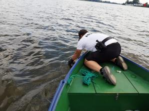 Policjanci uratowali tonącego drapieżnika