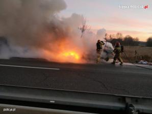 Uratowali mężczyznę z płonącego samochodu