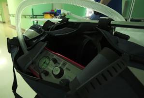 [VIDEO] Szpitale przygotowują się na drugą falę pandemii. Z pomocą biznesu Caritas przekazuje im właśnie kolejne z setki zamówionych respiratorów