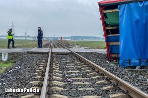 Śmiertelne zderzenie tira z pociągiem. Policjanci wyjaśniają okoliczności wypadku