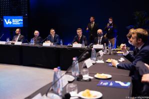 [VIDEO] Premier Mateusz Morawiecki wziął udział w spotkaniu szefów rządów państw Grupy Wyszehradzkiej z prezydentem Francji. Omówiono m.in. kwestie wysokiej ceny gazu i manipulacje ze strony Rosji