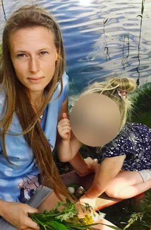  [VIDEO] Ojciec bez Boga w sercu, naigrywający się ze Świąt. Od 8 miesięcy izoluje w Poznaniu 5-letnią córeczkę Renaty Petras zmagającej się z chorobą!