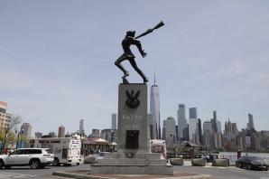 Wicepremier Gliński w Konsulacie Generalnym RP w Nowym Jorku: My, wolne narody Europy i Ameryki, stajemy ramię w ramię z naszymi braćmi z Ukrainy