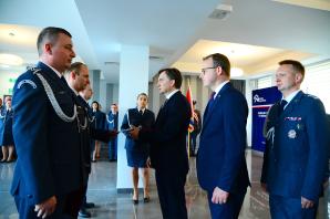 Minister Sprawiedliwości wyróżnił funkcjonariuszy Służby Więziennej za pomoc uchodźcom z Ukrainy