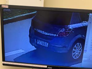 [VIDEO] Dająca do myślenia kradzież z samochodu na parkingu koło restauracji McDonalds w Aleksandrowicach. 20 000 zł nagrody za wskazanie sprawcy oferuje Biuro Rutkowski!