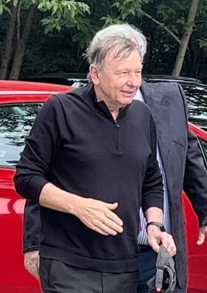 [VIDEO] Rodzina, Prezydent RP, duchowni i artyści pożegnali Janusza Rewińskiego. Na pogrzebie aktora-patrioty zaśpiewał jego syn