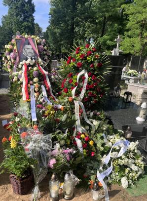 [VIDEO] Rodzina, Prezydent RP, duchowni i artyści pożegnali Janusza Rewińskiego. Na pogrzebie aktora-patrioty zaśpiewał jego syn