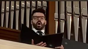 [VIDEO] Rodzina, Prezydent RP, duchowni i artyści pożegnali Janusza Rewińskiego. Na pogrzebie aktora-patrioty zaśpiewał jego syn