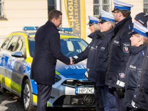 [VIDEO] Uroczyste przekazanie nowych radiowozów oraz specjalistycznego sprzętu
