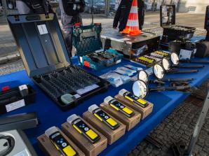 [VIDEO] Uroczyste przekazanie nowych radiowozów oraz specjalistycznego sprzętu