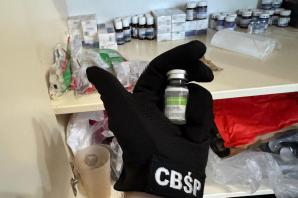 [VIDEO] Rozbita grupa przestępcza zajmująca się nielegalną produkcją i handlem sterydami