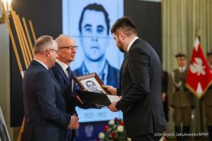 [VIDEO] Wręczenie not identyfikacyjnych rodzinom ofiar totalitaryzmów