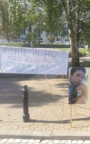 [VIDEO] Polka protestuje dziś przed Ambasadą Włoch w Warszawie domagając się zwrotu uprowadzonego 2 lata temu 10 letniego wówczas syna!