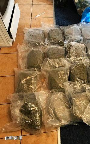 Policjanci zatrzymali 3 mężczyzn i kilkadziesiąt kilogramów narkotyków o wartości ponad miliona złotych