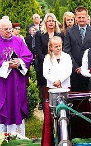 [VIDEO] Czy MSZ i Prokuratura uwzięły się na polską wdowę? Dlaczego od ponad 3 lat nie chcą pomóc Agnieszce Marcinkowskiej w odpowiedzi na koszmarne pytanie, czy to jej mąż został przywieziony ze Szwecji i leży w grobie?