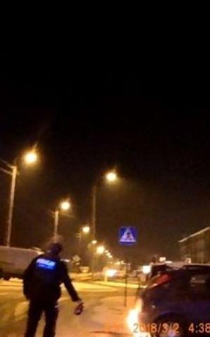 [VIDEO] Białystok: Policjanci uratowali 35-latka z płonącego auta