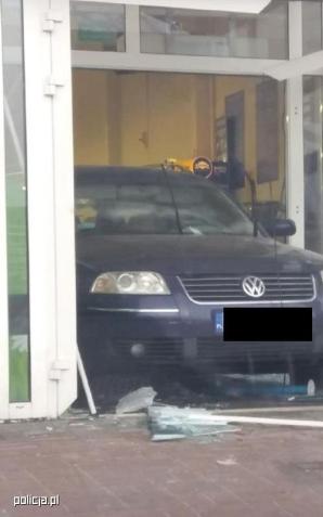Katowice: Wjechali do sklepu taranując drzwi