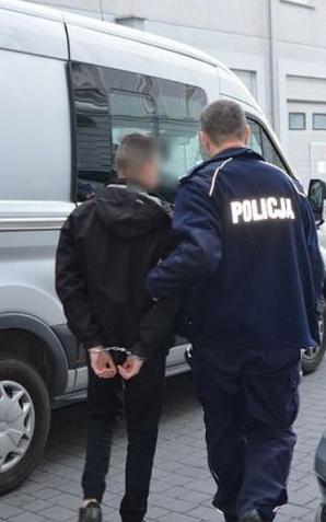 Włamał się do samochodu dostawczego i ukradł z niego żelki oraz 50 kilogramów krówek