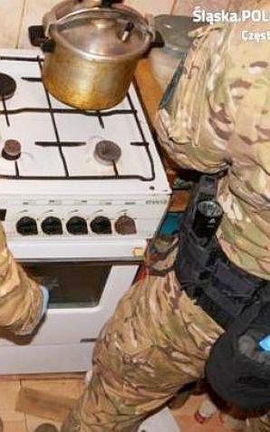 [VIDEO] Groził podłożeniem bomb w urzędach państwowych. W mieszkaniu miał prekursory materiałów wybuchowych