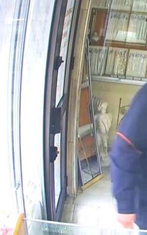 [VIDEO] Ukradł u jubilera paletę z biżuterią! Znasz go?