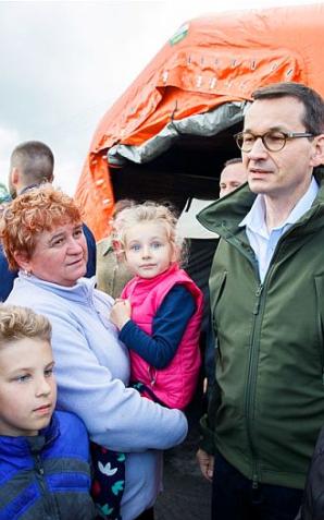 [VIDEO] Premier do powodzian: Nie zostawimy Was samych sobie