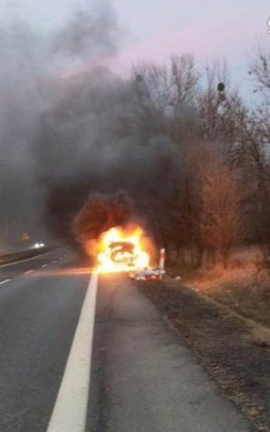 Uratowali mężczyznę z płonącego samochodu