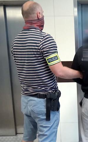 [VIDEO] Wykorzystali trudną sytuację 18-latki i zarabiali na jej prostytucji