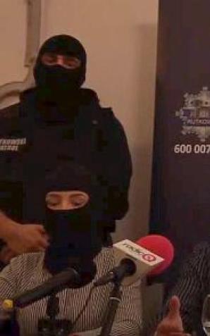 [VIDEO] 20 000 zł nagrody za pomoc w ujęciu złodziei złota i biżuterii w Żychlinie - zapis spotkania Krzysztofa Rutkowskiego z dziennikarzami w Kutnie