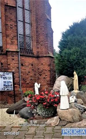 Zniszczył wapienne figury przed kościołem, a na miejscu zostawił butelkę po alkoholu i buta
