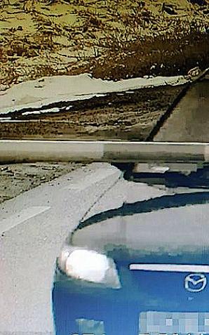 [VIDEO] Uciekając przed policjantami staranował zapory kolejowe sprowadzając niebezpieczeństwo katastrofy w ruchu lądowym