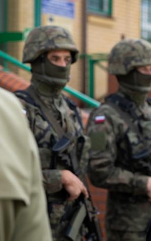 Minister Mariusz Kamiński spotkał się z funkcjonariuszami ochraniającymi polsko-białoruską granicę