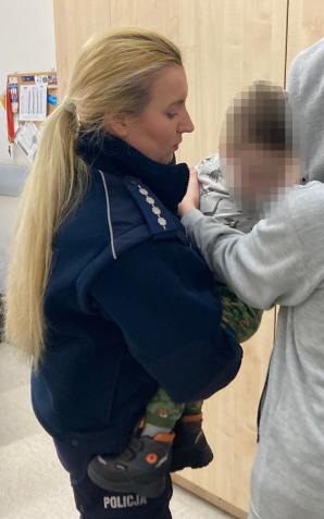 Dzięki policjantom rozłąka dzieci z mamą nie trwała długo