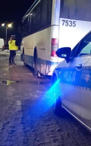 Policjanci badali trzeźwość kierowcy autobusu, czkawką po alkoholu odbiło się natomiast pasażerowi