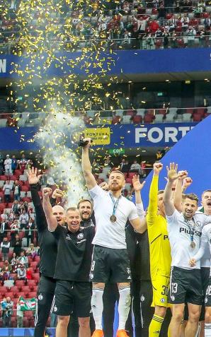 Finał Pucharu Polski: Legia Warszawa pokonała Raków Częstochowa! Nie obeszło się bez bijatyki po wielkim finale!