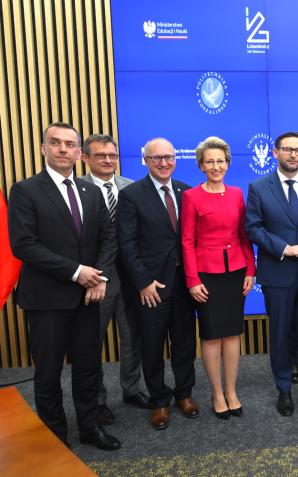 Biznes i nauka łączą siły przy budowie małego atomu