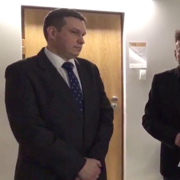 [VIDEO] Proces o śmierć Ewy Tylman: Policjanci utrzymują, że Adam Z. się przyznał. Oskarżony podczas eksperymentu procesowego wskazał jak spychał Ewę do wody. Sprawę komentuje Krzysztof Rutkowski