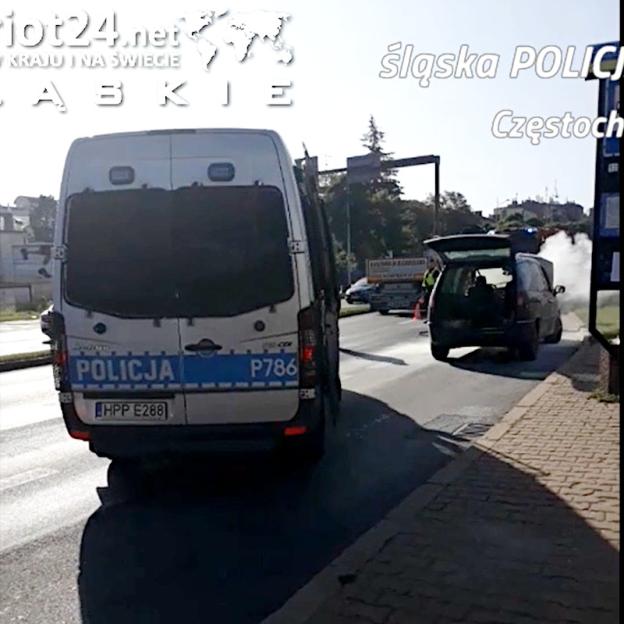 [VIDEO] Samochód zaczął się palić podczas jazdy. Pożar ugasili policjanci