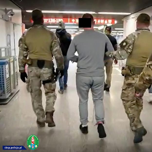 [VIDEO] Oskarżeni o przemyt amfetaminy do Szwecji w butelkach po regionalnych alkoholowych