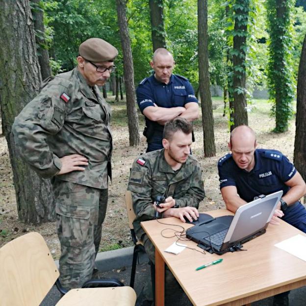 Policyjni instruktorzy szkolili żołnierzy WOT z poszukiwań osób