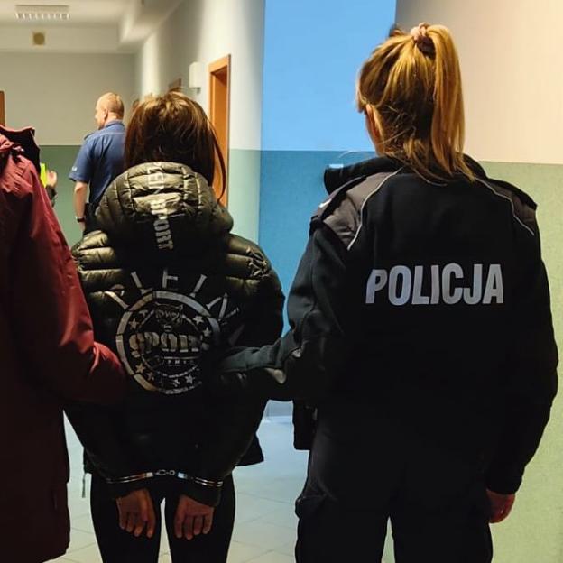 Zwolnili ją z pracy. To nic, wzięła na odchodne dwa plecaki i BMW