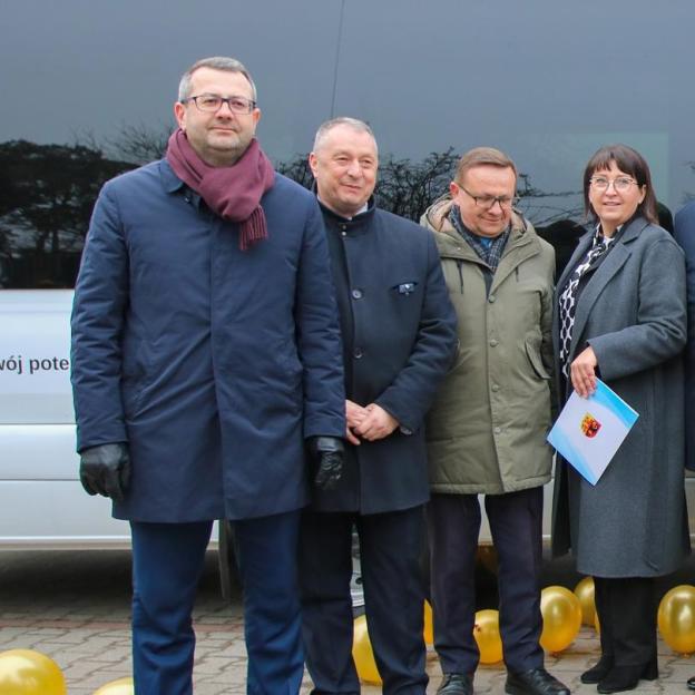 [VIDEO] Minister Przemysław Czarnek uczestniczył w przekazaniu busa Zespołowi Szkół Specjalnych w Warcie