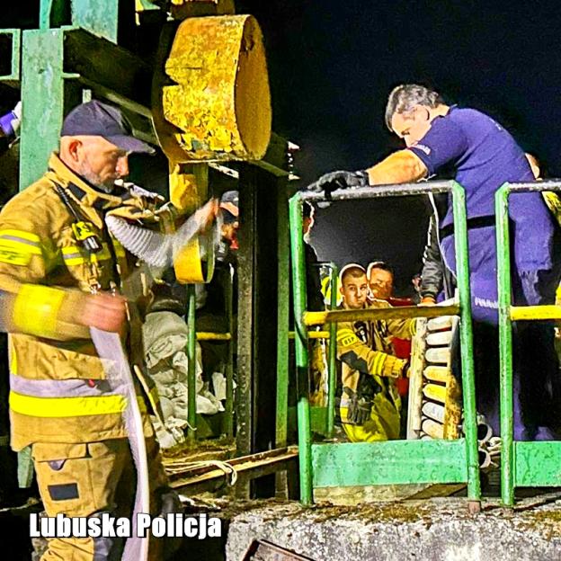 [VIDEO] Nocna walka Policji i innych służb w naprawie uszkodzonej śluzy. W akcji brały udział śmigłowce