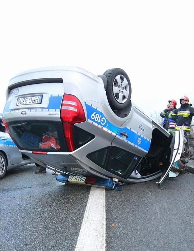 Wypadek w Katowicach. Radiowóz jadący na czele kolumny delegatów MSZ przedstawicieli Botswany prawdopodobnie wpadł w poślizg i dachował